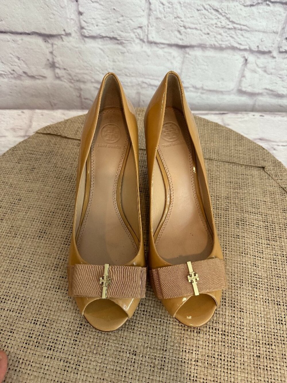 Tory Burch TRUDY gold yellow Patent Leather Wedge Pumps Bow size 9 - Picture 1 of 10